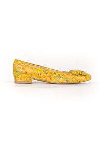 Zapato - kwiatowe balerinki z kokardką - skóra naturalna - model 048 - kolor żółte kwiaty (40). Zapięcie: bez zapięcia. Kolor: żółty. Materiał: skóra. Wzór: kwiaty. Obcas: na obcasie. Styl: klasyczny. Wysokość obcasa: średni #1