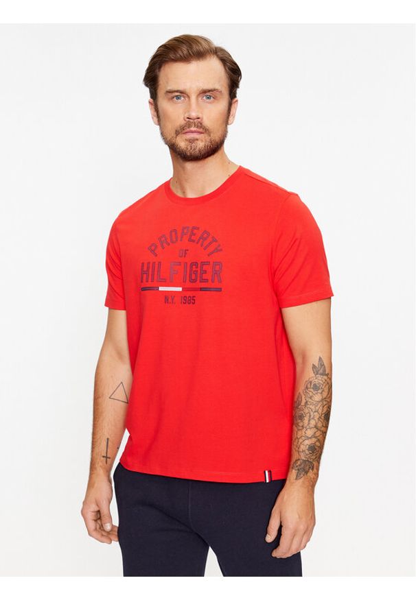 TOMMY HILFIGER - Tommy Hilfiger T-Shirt Graphic MW0MW32641 Czerwony Regular Fit. Kolor: czerwony. Materiał: bawełna
