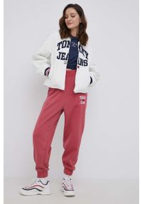 Tommy Jeans spodnie damskie kolor różowy gładkie. Kolor: różowy. Materiał: bawełna. Wzór: gładki