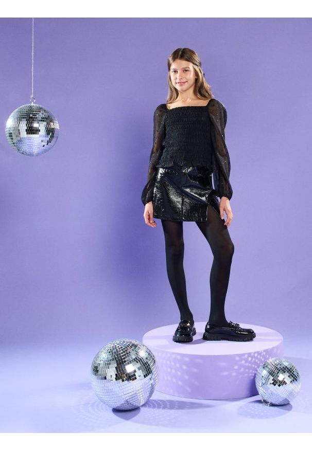 Sinsay - Spódnica mini z imitacji skóry - czarny. Kolor: czarny. Materiał: skóra. Długość: mini