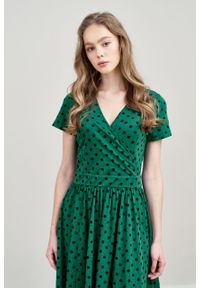 Marie Zélie - Sukienka Larissa ciemnozielona w kropki krótki rękaw. Typ kołnierza: dekolt kopertowy. Kolor: zielony. Materiał: bawełna, dzianina, materiał, elastan, skóra. Długość rękawa: krótki rękaw. Wzór: kropki. Typ sukienki: kopertowe #5