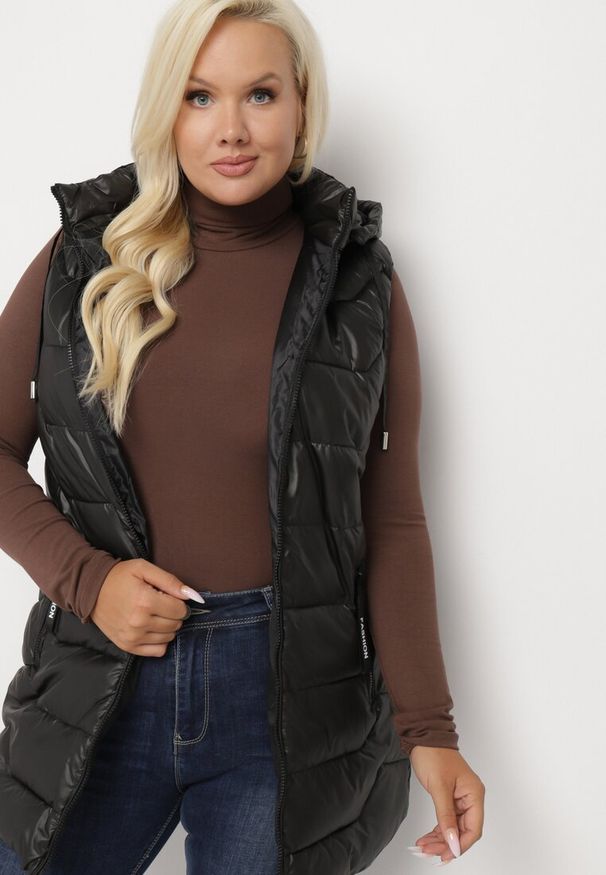 Born2be - Czarna Pikowana Kamizelka z Kapturem i Troczkami Nevennka. Okazja: na co dzień. Typ kołnierza: kaptur. Kolor: czarny. Materiał: jeans. Wzór: aplikacja. Styl: klasyczny, casual