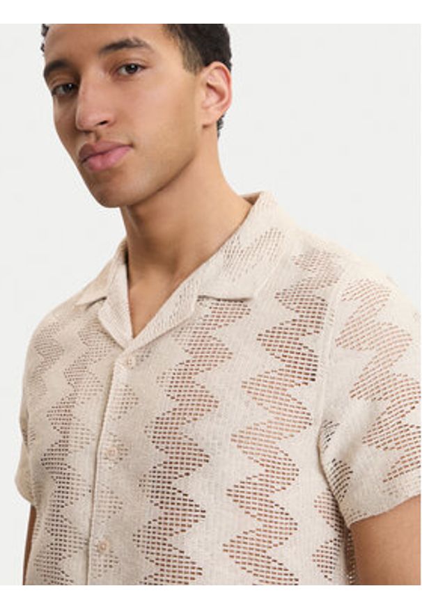 Guess Koszula M6GP46 K3236 Beżowy Regular Fit. Kolor: beżowy. Materiał: syntetyk