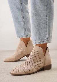 Renee - Jasnobeżowe Botki Vices na Płaskiej Podeszwie Ozdobione Wycięciem Felirwen. Kolor: beżowy. Materiał: jeans, wełna. Wzór: aplikacja. Obcas: na płaskiej podeszwie. Styl: elegancki #1