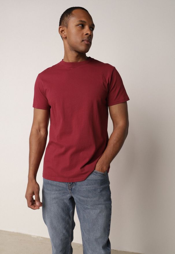 Born2be - Bordowa Gładka Koszulka T-shirt z Bawełny o Prostym Kroju Sarusa. Okazja: na co dzień, na randkę. Kolor: czerwony. Materiał: bawełna. Wzór: gładki. Styl: klasyczny, casual