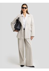 Big-Star - Marynarka damska z dodatkiem lnu beżowa Marylia 800. Okazja: na spotkanie biznesowe. Kolor: beżowy. Materiał: len. Wzór: aplikacja. Styl: biznesowy, elegancki #1