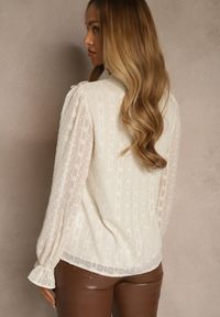 Renee - Beżowa Bluzka z Koronką i Falbankami Zdobiona Metalicznymi Przeszyciami Aliafera. Typ kołnierza: kołnierz z falbankami. Kolor: beżowy. Materiał: koronka. Wzór: koronka, aplikacja #5