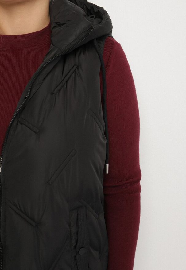 Born2be - Czarna Pikowana Kamizelka z Kapturem i Kieszeniami Esarivie. Okazja: na spacer. Typ kołnierza: kaptur. Kolekcja: plus size. Kolor: czarny. Materiał: jeans