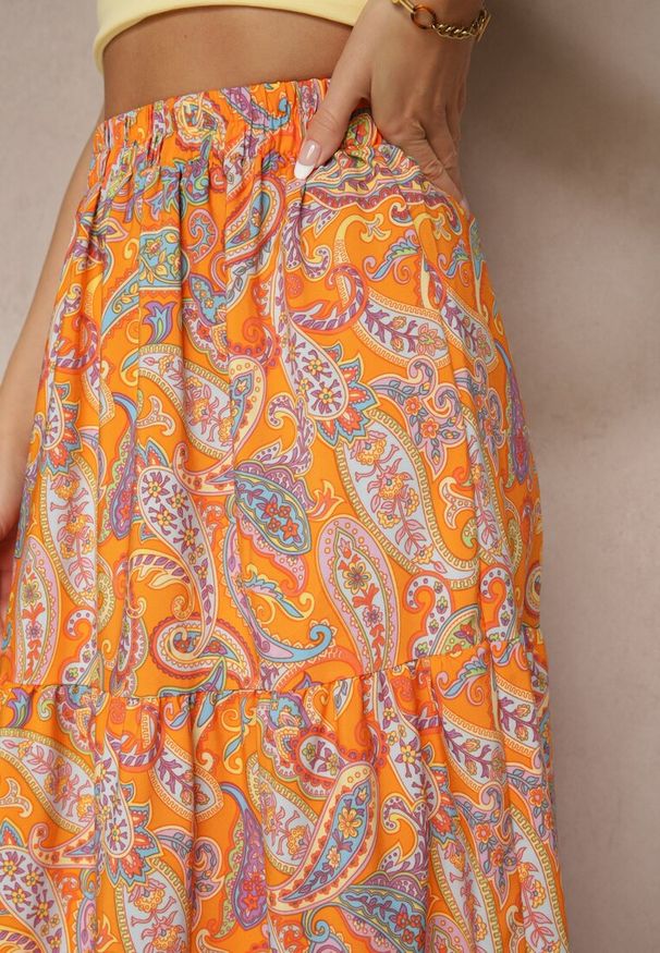 Renee - Pomarańczowa Spódnica Rozkloszowana High Waist z Motywem Paisley Nevolissa. Okazja: na co dzień. Stan: podwyższony. Kolor: pomarańczowy. Wzór: paisley. Styl: casual