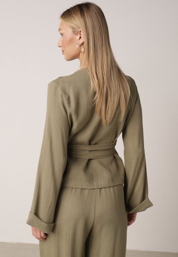 Born2be - Zielona Kopertowa Bluzka z Wiskozy Ozdobiona Wiązaniem Velanitte. Okazja: na co dzień. Kolor: zielony. Materiał: wiskoza. Wzór: aplikacja. Styl: casual, elegancki, wizytowy