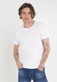 Born2be - Biały T-shirt Elagio. Okazja: na co dzień. Kolor: biały. Materiał: tkanina, bawełna. Długość: krótkie. Wzór: gładki. Styl: klasyczny, casual