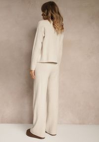 Renee - Jasnobeżowy Komplet z Prążkowanej Dzianiny Spodnie Wide Leg i Sweter ze Stójką Feniria. Kolor: beżowy. Materiał: dzianina, prążkowany