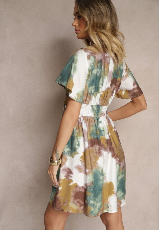 Renee - Zielona Kopertowa Sukienka z Wiskozą i Abstrakcyjnym Wzorem Feledia. Okazja: na co dzień, na imprezę. Kolor: zielony. Materiał: wiskoza. Długość rękawa: krótki rękaw. Sezon: lato. Typ sukienki: kopertowe. Styl: klasyczny, casual