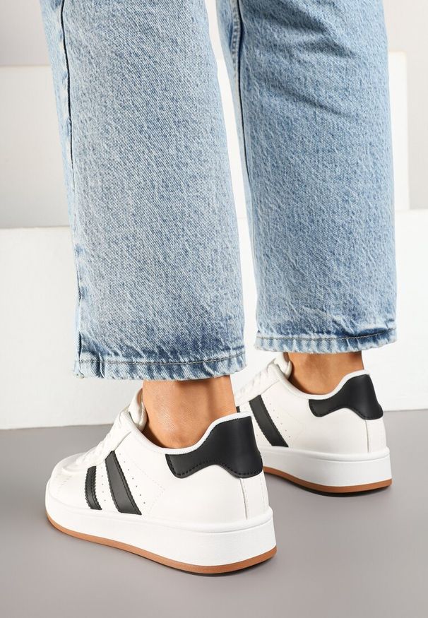 Renee - Białe Sneakersy na Niskiej Platformie z Naszywkami Flordexia. Okazja: na co dzień. Kolor: biały. Materiał: jeans. Wzór: aplikacja. Obcas: na platformie