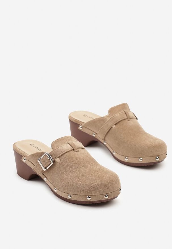 Born2be - Ciemnobeżowe Klapki na Obcasie w Stylu Chodaków z Klamrą Ellatis. Okazja: na co dzień. Kolor: beżowy. Materiał: jeans. Wzór: aplikacja. Obcas: na obcasie. Styl: casual, klasyczny. Wysokość obcasa: średni