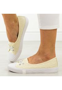 Beżowe tenisówki damskie Lee Cooper 3445. Okazja: na spacer. Zapięcie: bez zapięcia. Kolor: beżowy. Materiał: tkanina. Szerokość cholewki: normalna. Sezon: jesień, wiosna, lato. Styl: elegancki, klasyczny #1