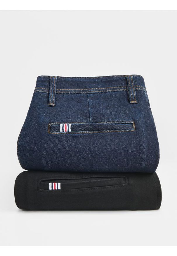 Reserved - Jeansy chino slim fit - granatowy. Kolor: niebieski