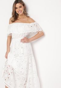 Born2be - Biała Bawełniana Sukienka Maxi w Stylu Boho Ozdobiona Ażurowym Haftem Hellvia. Typ kołnierza: dekolt hiszpanka. Kolor: biały. Materiał: bawełna. Wzór: ażurowy, haft, aplikacja. Typ sukienki: rozkloszowane. Styl: boho. Długość: maxi