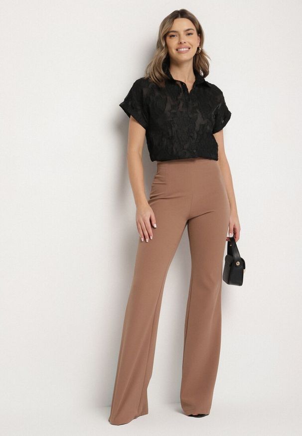 Born2be - Czarna Koszula z Krótkim Rękawem i Kwiatowym Wzorem Froena. Okazja: na co dzień, na spotkanie biznesowe. Typ kołnierza: kołnierzyk klasyczny. Kolor: czarny. Materiał: jeans. Długość rękawa: krótki rękaw. Długość: krótkie. Wzór: kwiaty. Styl: biznesowy, klasyczny, casual