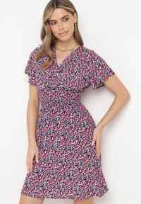 Born2be - Czarno-Różowa Sukienka Aesampos. Typ kołnierza: dekolt kopertowy. Kolor: czarny. Wzór: kwiaty. Sezon: lato. Typ sukienki: kopertowe. Długość: mini #5