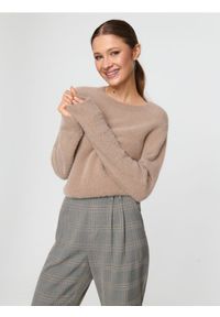 Sinsay - Sweter z miękkiej dzianiny - beżowy. Kolekcja: plus size. Kolor: beżowy. Materiał: dzianina
