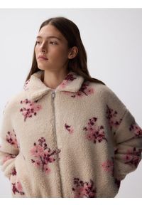 Reserved - Miękka bluza z kołnierzykiem - kremowy. Kolor: kremowy. Materiał: dzianina #1