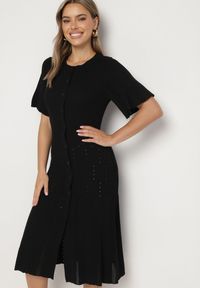 Born2be - Czarna Sukienka Trapezowa z Wiskozą Zapinana na Guziki Zetiella. Okazja: na co dzień. Kolor: czarny. Materiał: wiskoza. Długość rękawa: krótki rękaw. Typ sukienki: trapezowe. Styl: casual #2