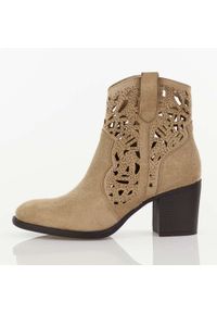 Beżowe botki damskie na słupku M.Daszyński Sa250-5. Okazja: na co dzień. Nosek buta: okrągły. Kolor: beżowy. Szerokość cholewki: normalna. Materiał: zamsz. Sezon: wiosna, jesień, lato. Obcas: na słupku. Styl: casual, elegancki, boho, klasyczny. Wysokość obcasa: średni #1
