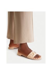 Klapki Nine West. Kolor: beżowy #1