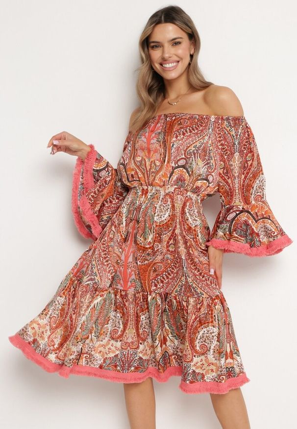 Born2be - Czerwona Sukienka Hiszpanka Ozdobiona Frędzlami o Rozkloszowanym Fasonie w Print Paisley Allnight. Okazja: na co dzień. Typ kołnierza: dekolt hiszpanka. Kolor: czerwony. Wzór: nadruk, aplikacja, paisley. Typ sukienki: proste. Styl: casual, elegancki