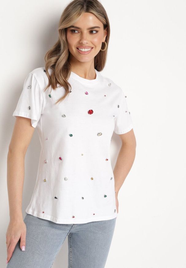 Born2be - Biały T-shirt Ozdobiony Kolorowymi Cyrkoniami Wiadea. Okazja: na co dzień. Kolor: biały. Wzór: aplikacja, kolorowy. Styl: klasyczny, casual