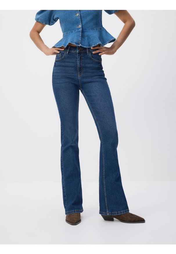 Reserved - Jeansy flare - granatowy. Kolor: niebieski