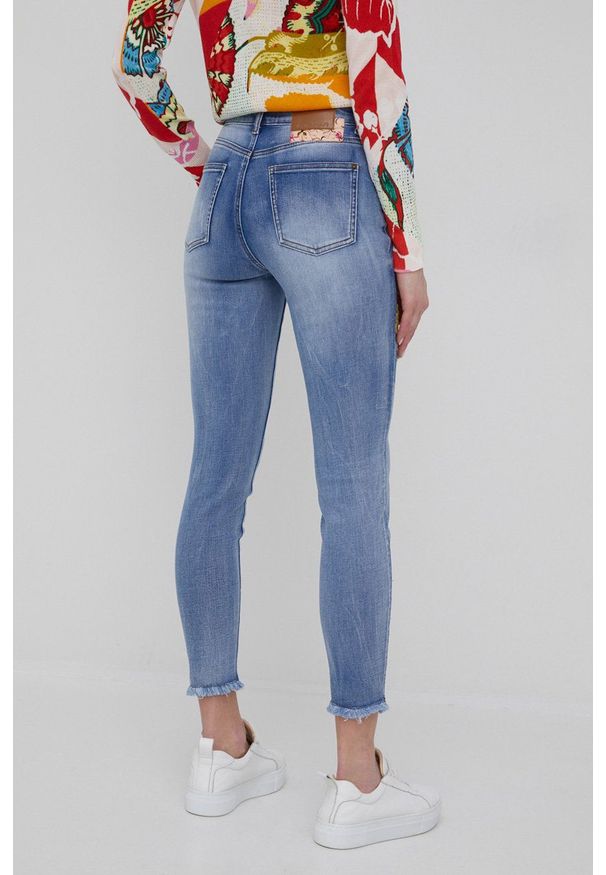 Desigual jeansy damskie medium waist. Kolor: niebieski. Wzór: aplikacja
