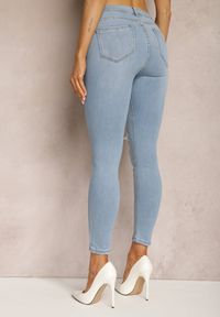 Renee - Jasnoniebieskie Jeansy o Dopasowanym Fasonie Skinny z Przedarciami Rasitta. Okazja: na co dzień. Kolor: niebieski. Długość: długie. Styl: casual, elegancki #2