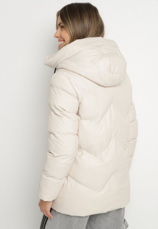 Born2be - Ciemnobeżowa Pikowana Kurtka z Kapturem Ozdobiona Sznurkami Olittia. Okazja: na co dzień. Typ kołnierza: kaptur. Kolor: beżowy. Wzór: aplikacja. Styl: casual