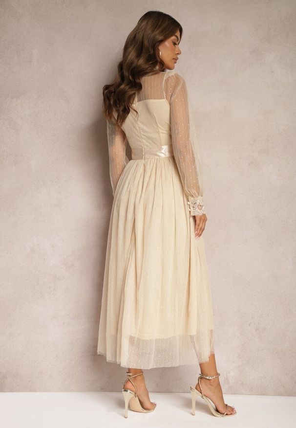 Renee - Jasnobeżowa Siateczkowa Sukienka Maxi o Rozkloszowanym Kroju z Ozdobną Koronką Narile. Kolor: beżowy. Materiał: koronka. Wzór: koronka. Styl: elegancki. Długość: maxi
