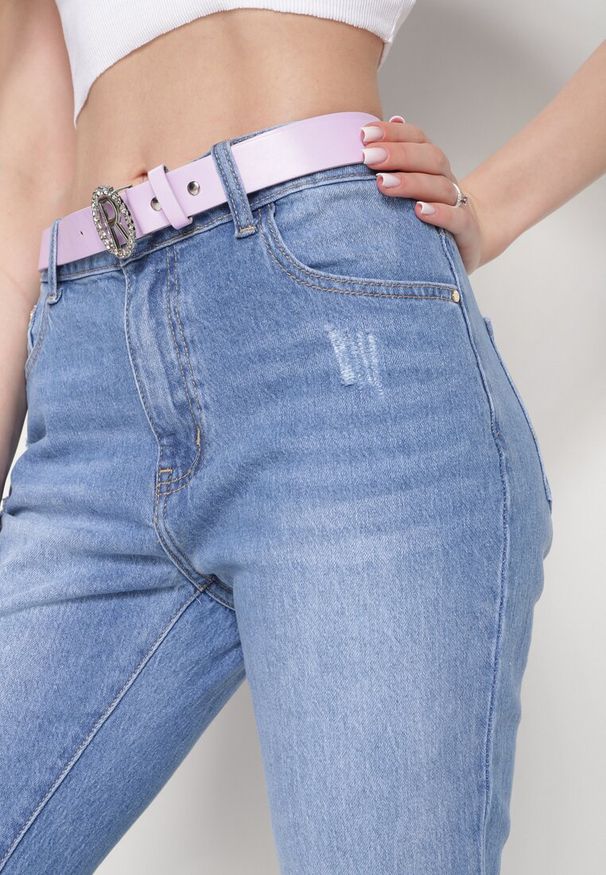 Born2be - Niebieskie Jeansy Dzwony z Paskiem z Biżuteryjną Klamrą w Komplecie Saneja. Okazja: na co dzień. Kolor: niebieski. Długość: długie. Styl: casual, retro, elegancki