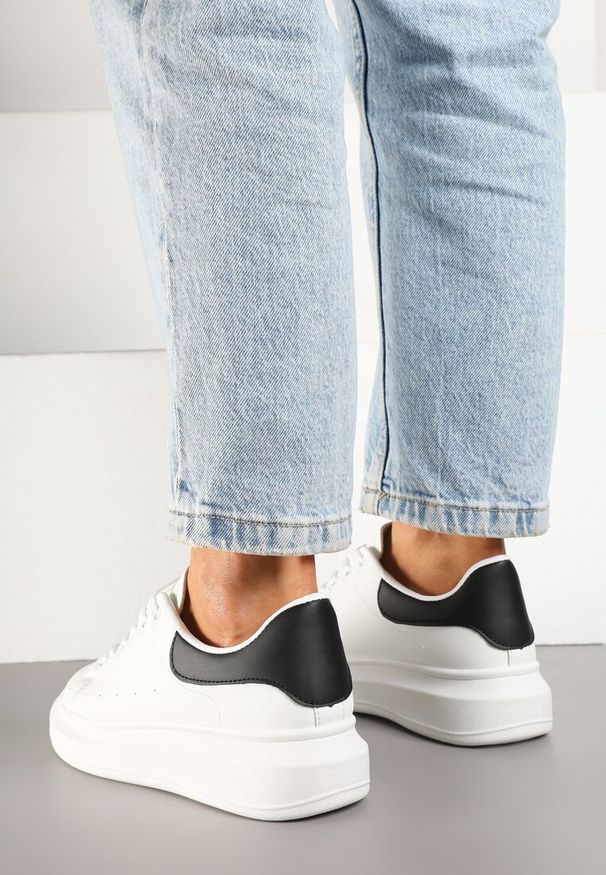 Renee - Biało-Czarne Sneakersy Typu Tenisówki na Niskim Koturnie Elanireth. Okazja: na co dzień. Nosek buta: okrągły. Kolor: biały. Materiał: jeans. Obcas: na koturnie