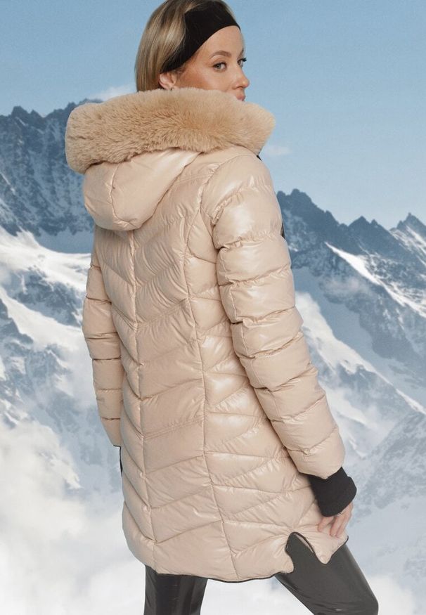 Born2be - Jasnobeżowa Pikowana Kurtka z Kapturem z Odpinanym Futrem Rennaia. Okazja: na spotkanie biznesowe, na spacer. Typ kołnierza: kaptur. Kolor: beżowy. Materiał: futro. Długość rękawa: długi rękaw. Długość: długie. Sezon: zima. Styl: biznesowy, klasyczny, elegancki