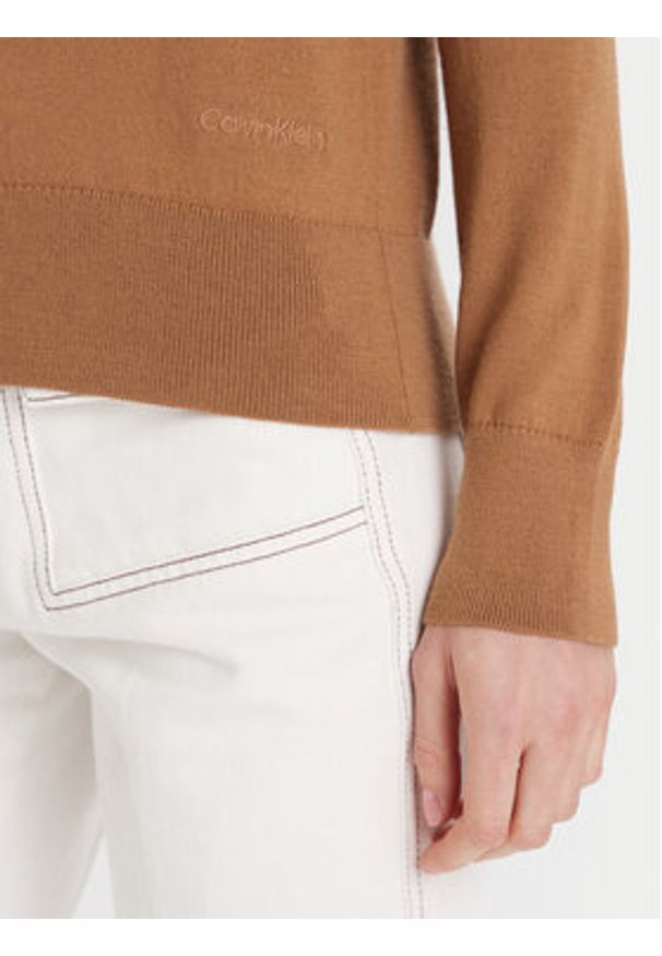 Calvin Klein Golf LV044D371G Brązowy Regular Fit. Typ kołnierza: golf. Kolor: brązowy. Materiał: syntetyk