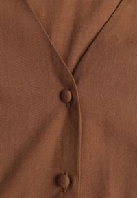 Renee - Brązowa Rozkloszowana Sukienka Koszulowa z Bawełny i Wiskozy Zdobiona Klapami Gleta. Okazja: na co dzień. Kolor: brązowy. Materiał: wiskoza, bawełna. Wzór: aplikacja. Typ sukienki: koszulowe. Styl: casual, elegancki #7