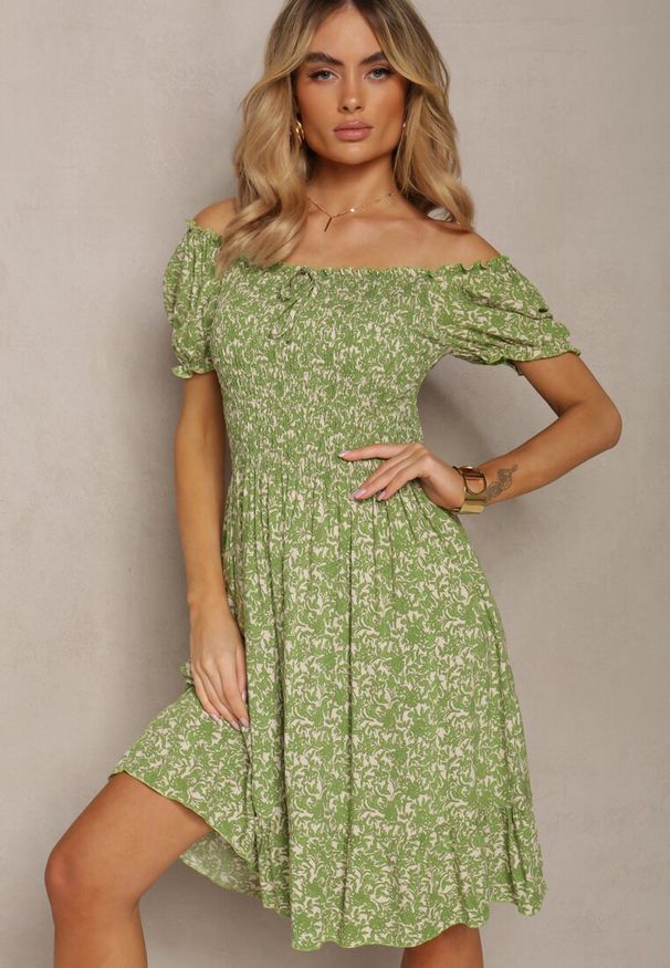 Renee - Jasnozielona Rozkloszowana Sukienka Bawełniana w Kwiaty z Hiszpańskim Dekoltem Xallona. Kolor: zielony. Materiał: bawełna. Długość rękawa: krótki rękaw. Wzór: kwiaty. Sezon: wiosna, lato
