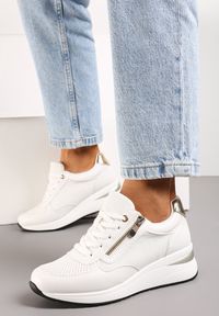 Renee - Białe Sneakersy na Koturnie Ozdobione Krótkim Suwakiem Yurgia. Kolor: biały. Wzór: aplikacja. Obcas: na koturnie #2