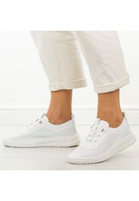 POTOCKI - Białe ażurowe półbuty damskie Potocki 16366. Okazja: na co dzień. Nosek buta: okrągły. Kolor: biały. Materiał: skóra. Szerokość cholewki: normalna. Wzór: ażurowy. Sezon: wiosna, lato. Styl: casual, sportowy #1