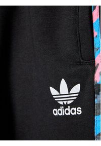 Adidas - adidas Spodnie dresowe Camo HK0324 Czarny Regular Fit. Kolor: czarny. Materiał: bawełna