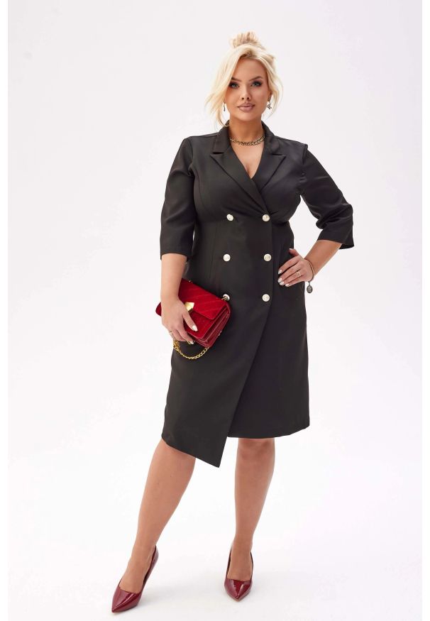 Moda Size Plus Iwanek - Elegancka żakietowa sukienka Chloe w czarnym kolorze PLUS SIZE XXL. Okazja: na randkę, na komunię, na spotkanie biznesowe, na wesele, do pracy, na ślub cywilny. Typ kołnierza: dekolt kopertowy. Kolekcja: plus size. Kolor: czarny. Materiał: tkanina, elastan, poliester, materiał. Typ sukienki: dla puszystych. Styl: elegancki