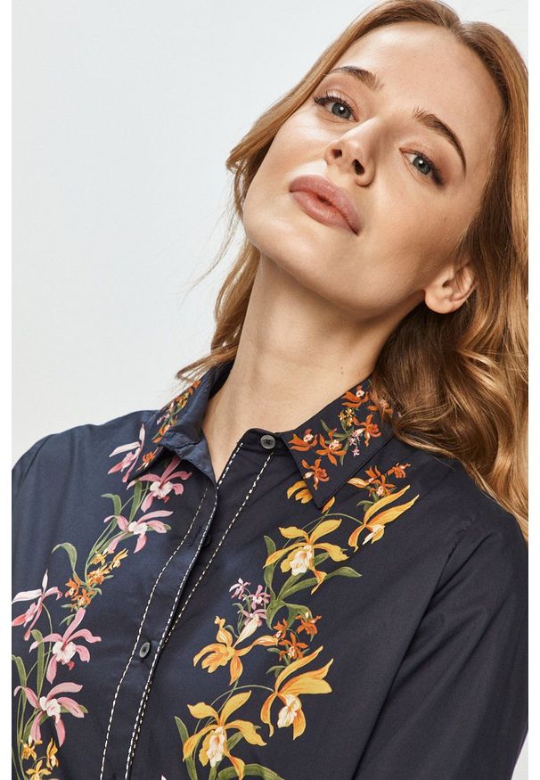 Desigual - Koszula bawełniana. Okazja: na co dzień. Kolor: niebieski. Materiał: bawełna. Długość rękawa: długi rękaw. Długość: długie. Wzór: aplikacja. Styl: casual