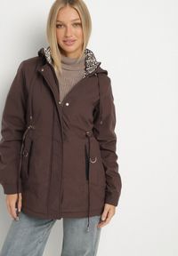 Born2be - Brązowa Kurtka Parka z Kapturem z Ozdobną Wyściółką Tiolara. Okazja: na co dzień, na spacer. Typ kołnierza: kaptur. Kolor: brązowy. Materiał: jeans. Styl: sportowy, casual