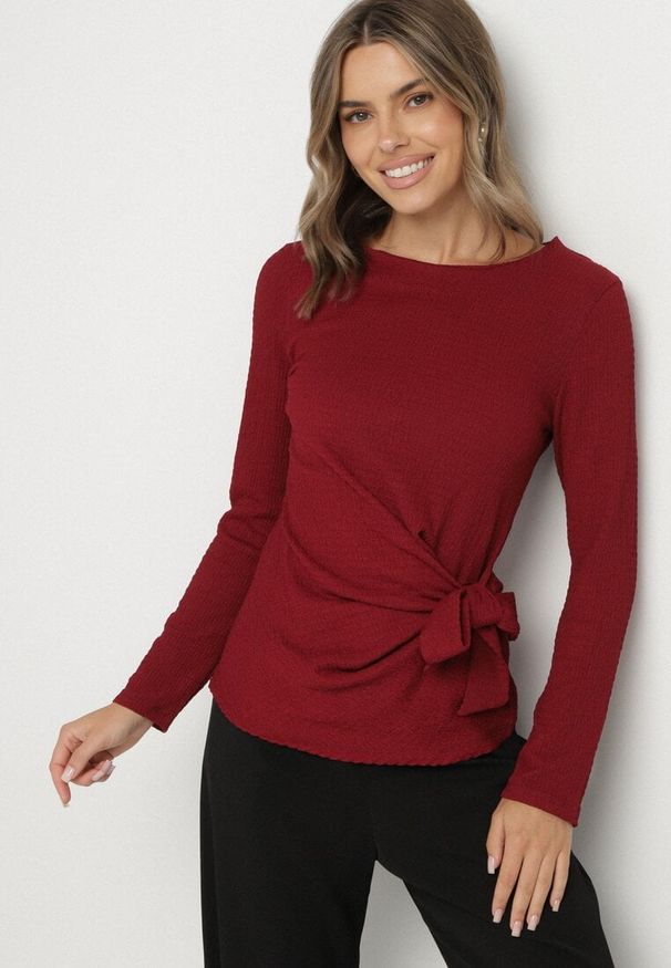 Born2be - Bordowa Bluzka Ozdobiona Wiązaniem Esterea. Okazja: na co dzień. Kolor: czerwony. Materiał: jeans. Wzór: aplikacja. Styl: casual, elegancki