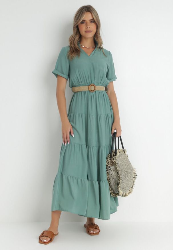 Born2be - Zielona Sukienka Granet. Kolor: zielony. Materiał: tkanina. Długość rękawa: krótki rękaw. Wzór: aplikacja, gładki. Typ sukienki: rozkloszowane. Styl: retro, klasyczny. Długość: maxi